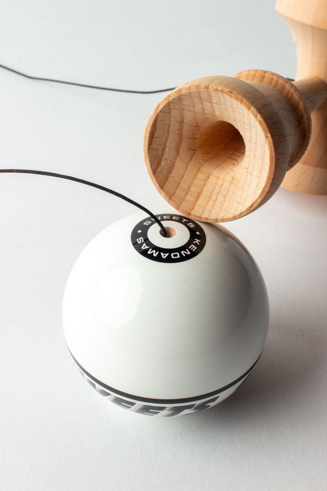 SWEETS KENDAMA STARTER WHITE
